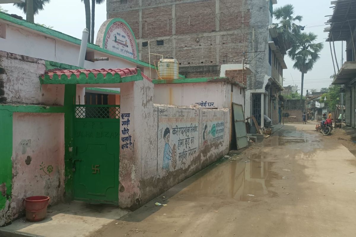 खगड़िया में नई बनी PCC सड़क पर जलजमाव, स्कूल जाने वाले बच्चों की बढ़ी परेशानी