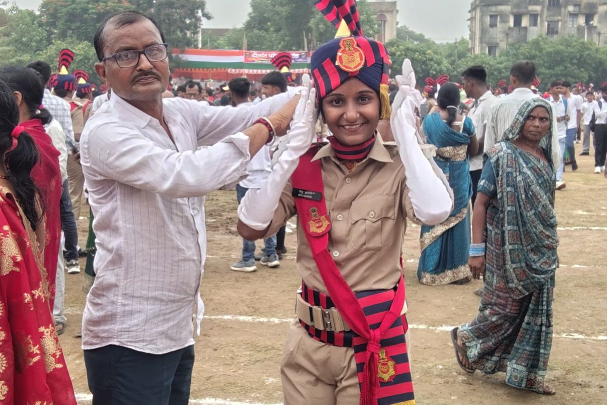 परबत्ता की बेटी ऋतु कुमारी बनी बिहार पुलिस की सिपाही, पिता ने पहनाई दीक्षांत कैप