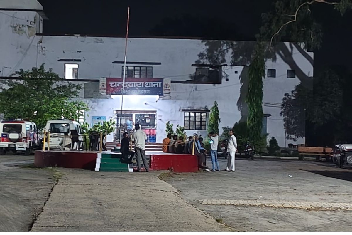 कोडरमा में पुलिस रेड के दौरान बवाल: चोरी का सामान ढूंढने गए जवानों पर हमला, थाना प्रभारी समेत 12 घायल