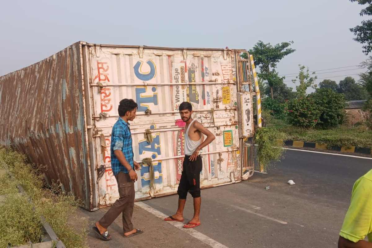 मधुबनी: रेलिंग ने बचाया बड़ा हादसा, बीच हाईवे पर पलटा अनियंत्रित कंटेनर