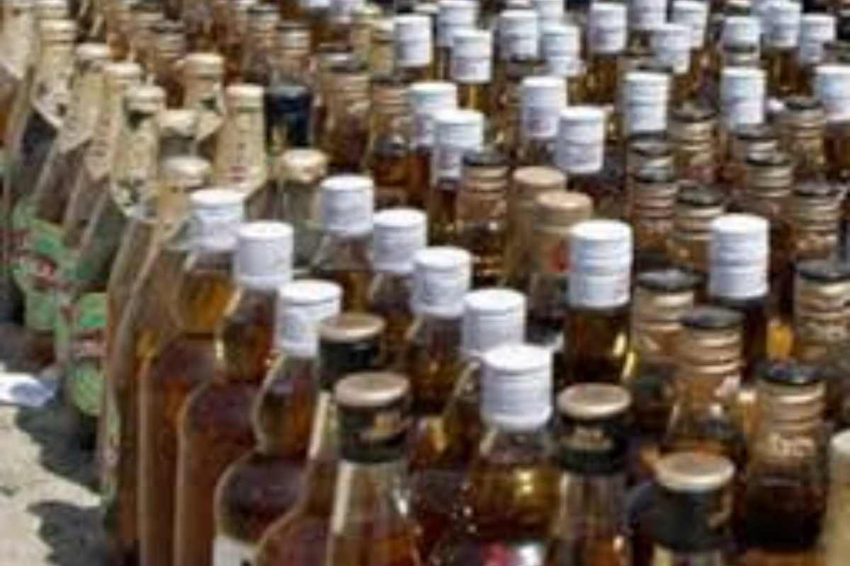 मधुबनी: लखनौर पुलिस ने पिपरा घाट से दरभंगा के दो शराब तस्करों को दबोचा, बाइक जब्त