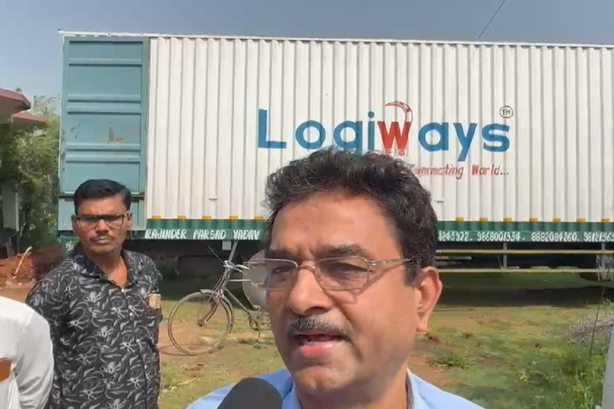 सवा करोड़ की चोरी का खुलासा: मधुपुर के पाथरोल में मिला गारमेंट्स से भरा माल, ट्रक चालक फरार