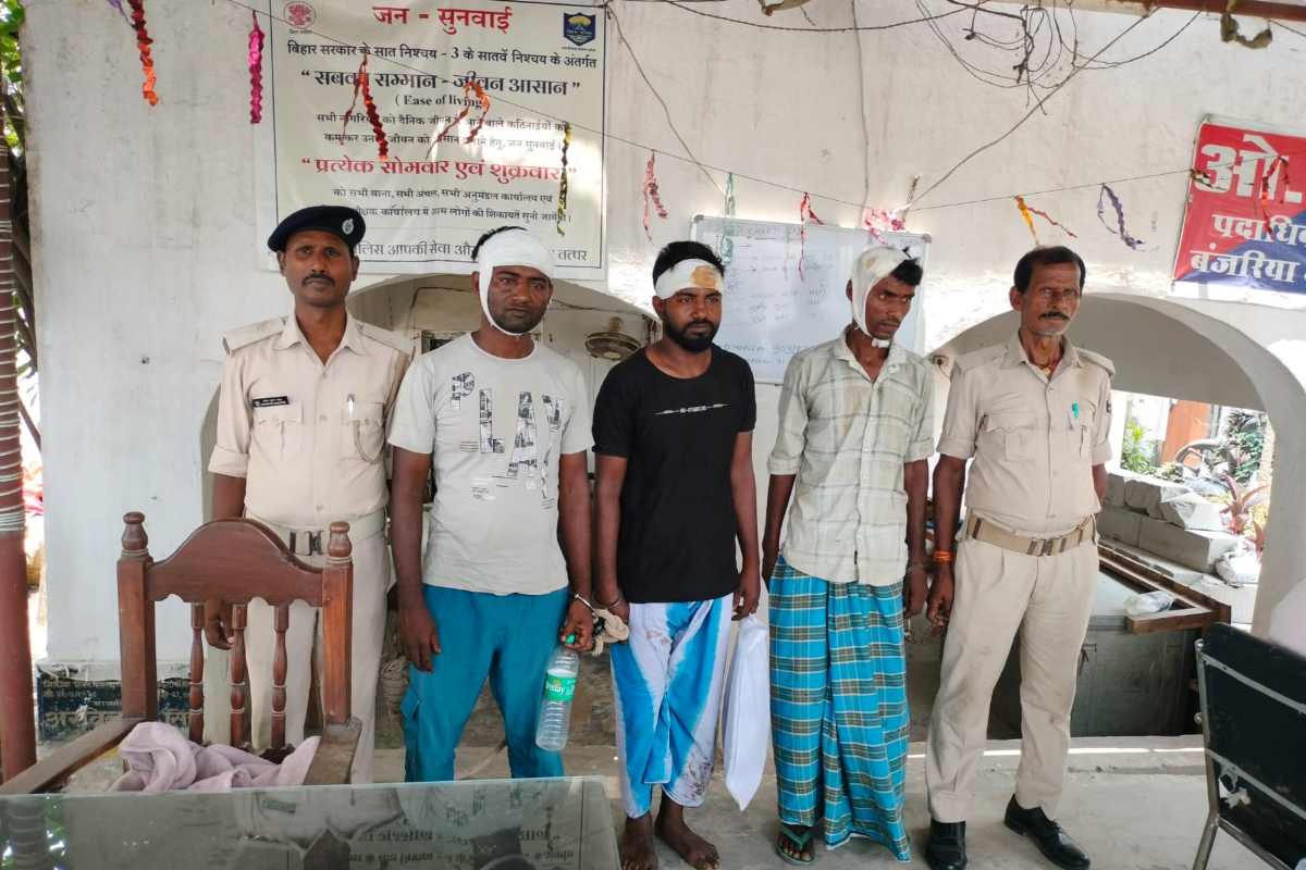 मोतिहारी: बंजरिया पुलिस ने चैलाहां टाल में मारा छापा, 160 लीटर देसी शराब के साथ पांच धंधेबाज दबोचे