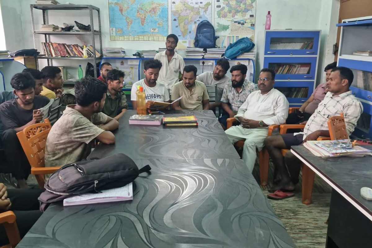 मोतिहारी: ई-लाइब्रेरी पहुंचे मुखिया, छात्रों से फीडबैक लेकर कमियां सुधारने का दिया भरोसा