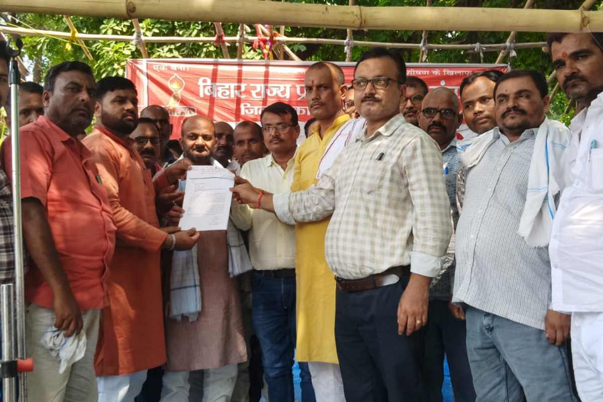 मोतिहारी: प्रोन्नति, स्थानांतरण और लंबित वेतन को लेकर शिक्षकों का फूटा गुस्सा, जोरदार धरना-प्रदर्शन