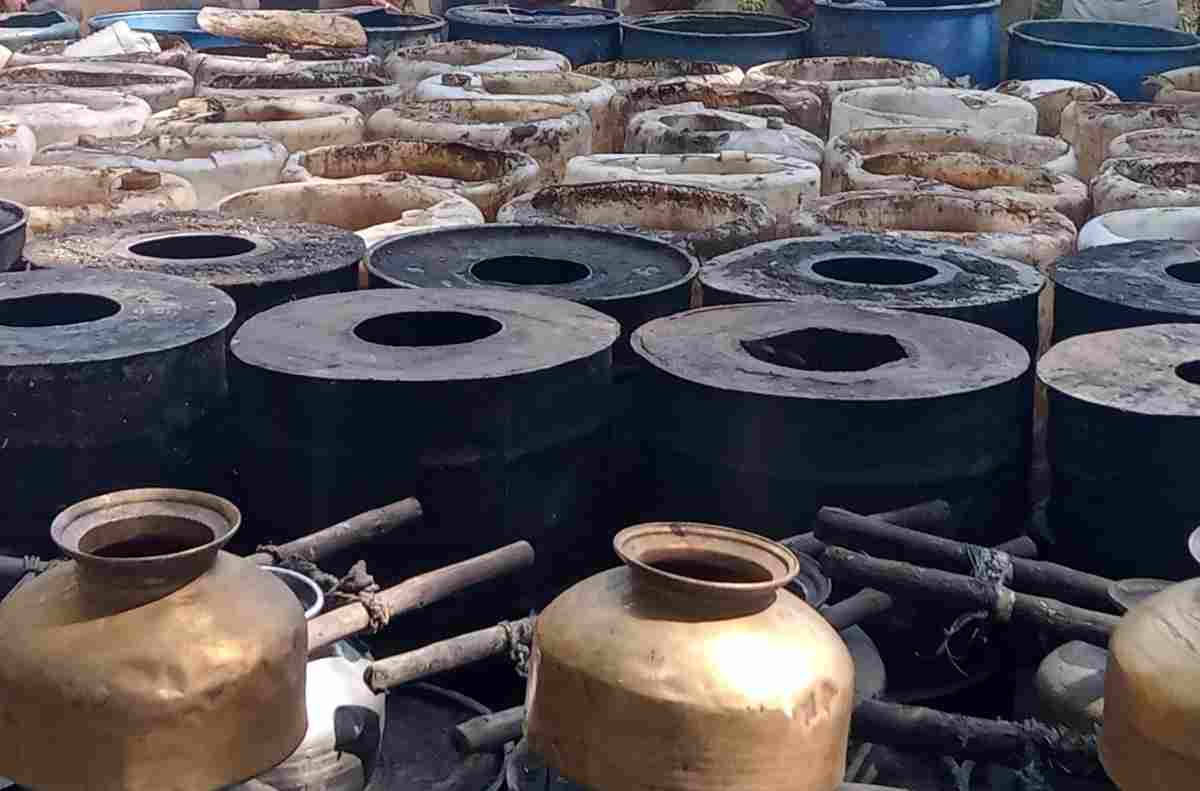 मोतिहारी: बंजरिया में शराब तस्करी का भंडाफोड़, 2000 लीटर पास और छह भट्टियां नष्ट
