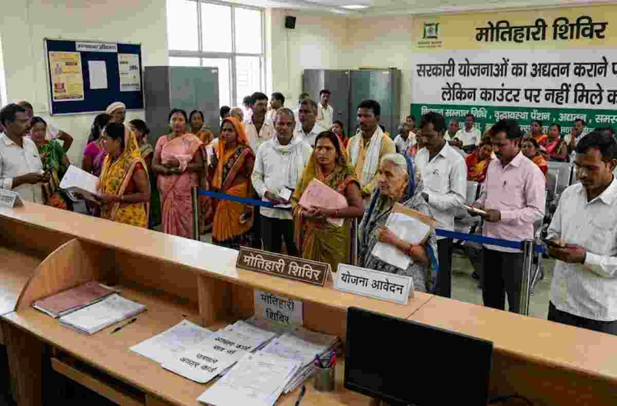Motihari News: सरकारी योजनाओं का लाभ लेने पहुंचे लोग, लेकिन काउंटर पर नहीं मिले कर्मी, बढ़ी नाराजगी