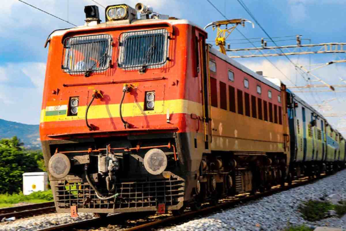 पटरी पर लेटे लोगों को देखकर रोक दी ट्रेन, रेलकर्मियों की सतर्कता ने बचा ली कई जानें, DRM ने किया सम्मानित