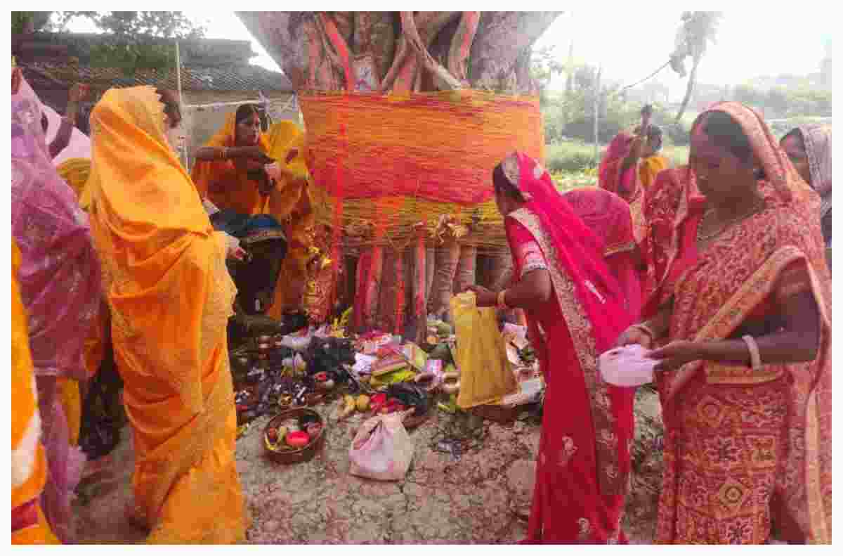 Motihari News: पितरों की कृपा और शिव आशीर्वाद पाने का दुर्लभ संयोग, पीपल की पूजा करने जुटीं महिलाएं