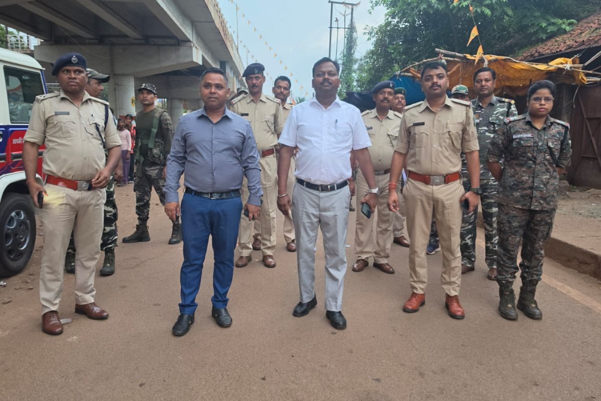 पश्चिमी सिंहभूम के नोवामुंडी में फ्लैग मार्च: मोहर्रम जुलूस से पहले SDO ने परखा सुरक्षा घेरा, शांति की अपील