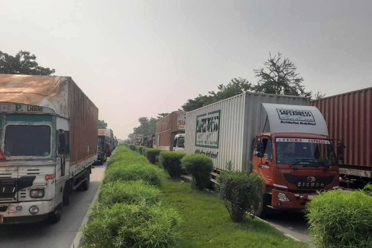 मुजफ्फरपुर: मोतीपुर के पंसलवा में ट्रक खराब होने से एनएच जाम, नौकरीपेशा और यात्रियों की बढ़ीं मुश्किलें