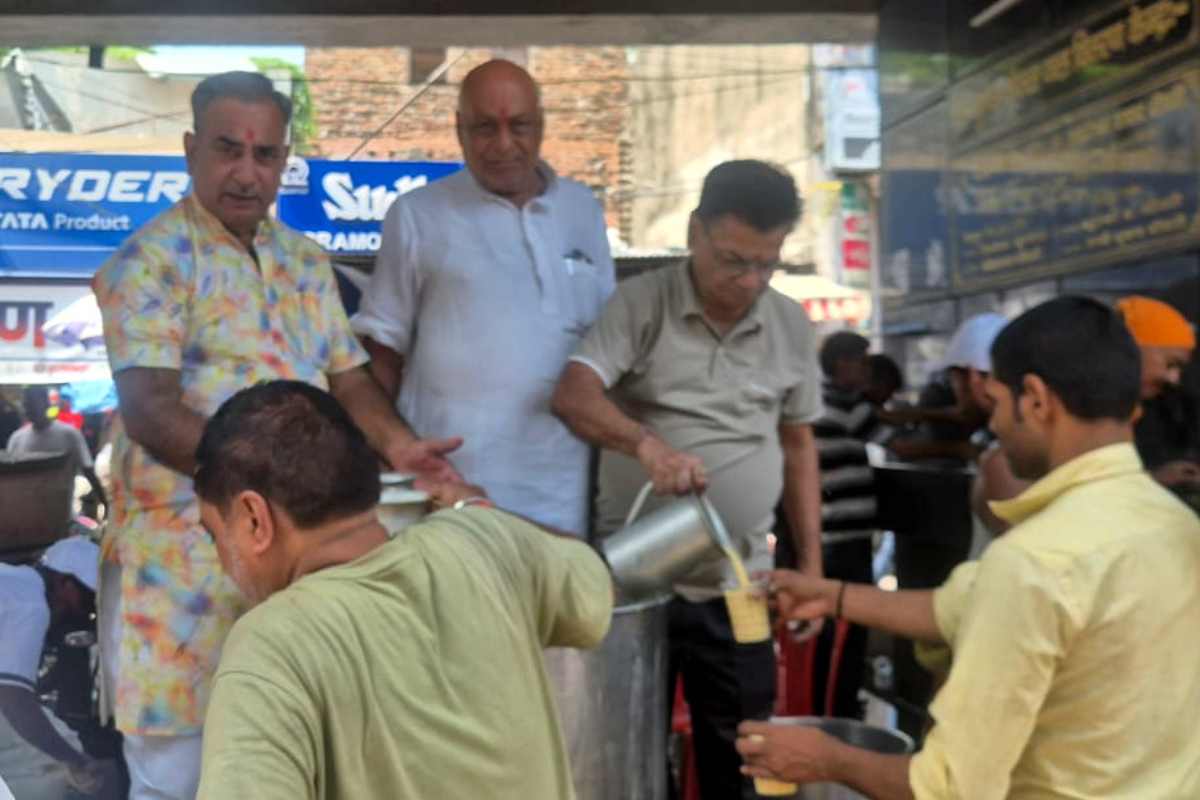 मुजफ्फरपुर: बिहार प्रादेशिक मारवाड़ी सम्मेलन की अनूठी पहल, राहगीरों को पिलाया सत्तू का शर्बत