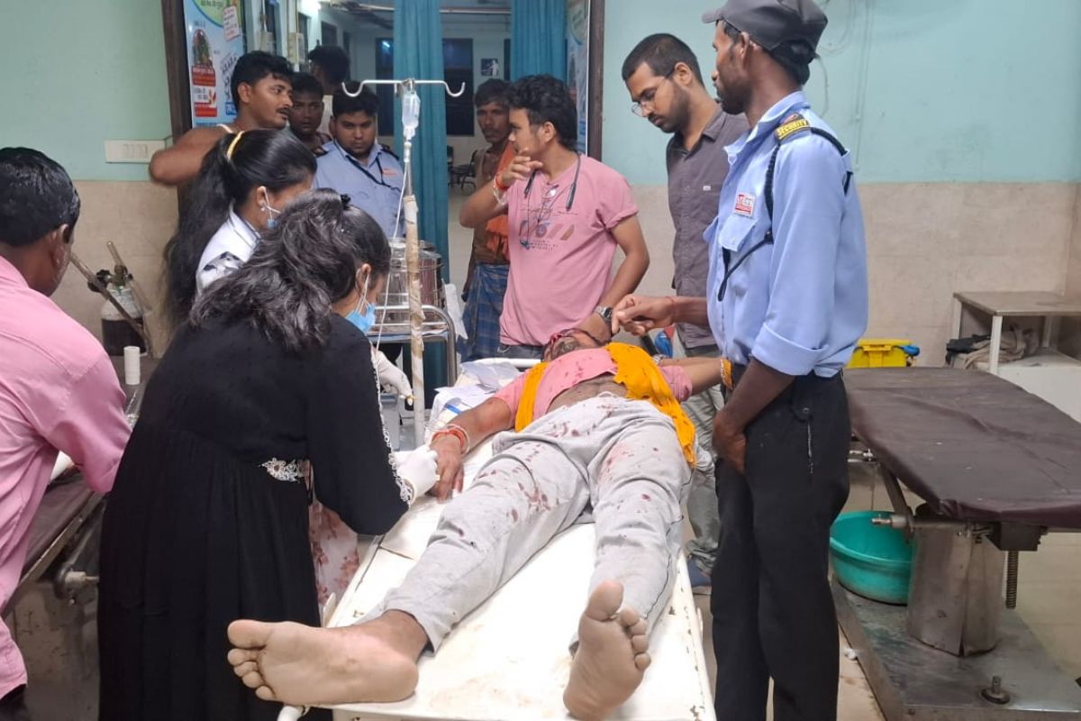 सुपौल मे तेज रफ्तार अज्ञात वाहन ने बाइक सवार को मारी टक्कर, हालत नाजुक, हायर सेंटर रेफर