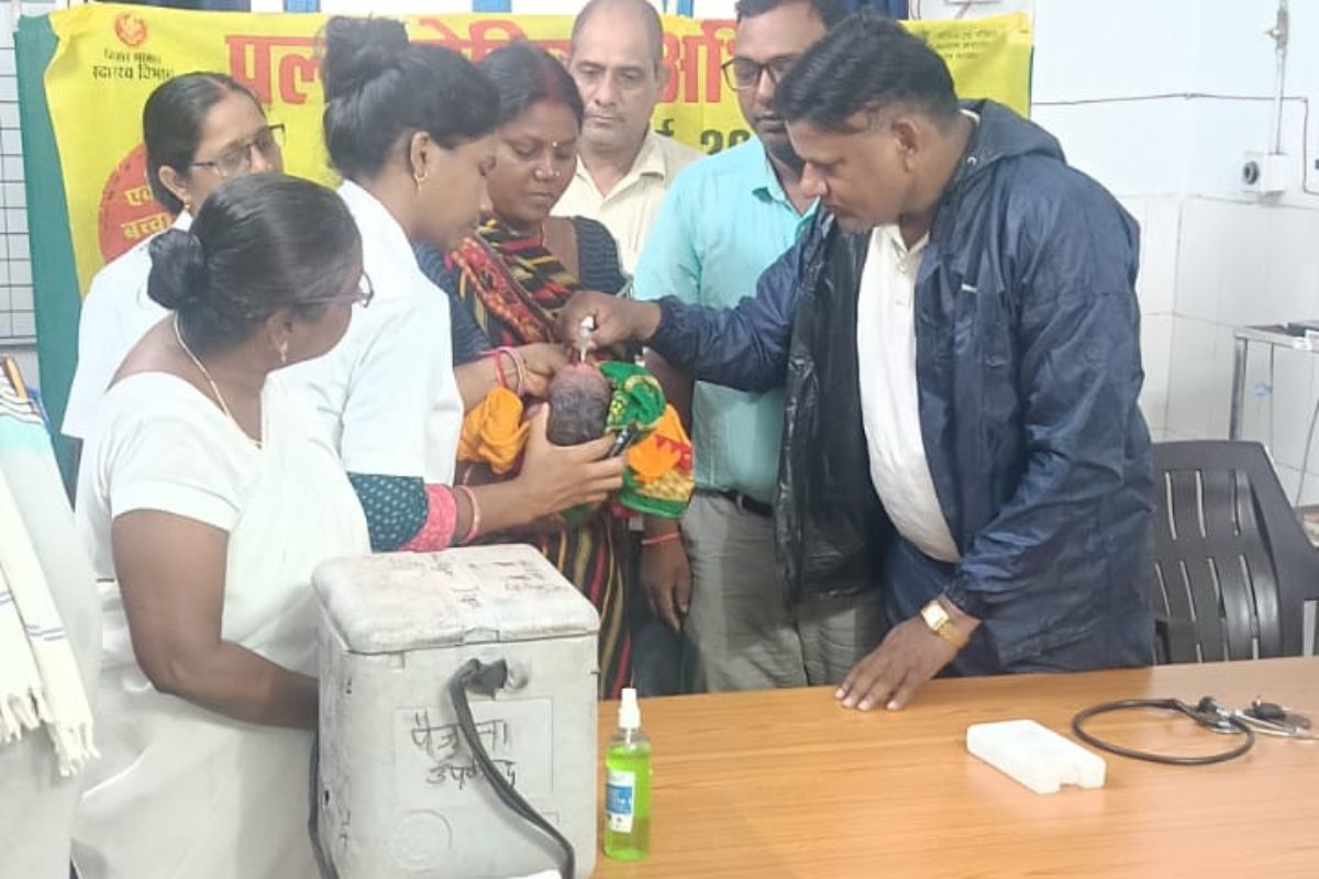 नवादा में पल्स पोलियो अभियान का शुभारंभ, पांच वर्ष तक के बच्चों को पिलाई गई पोलियो की दो बूंद