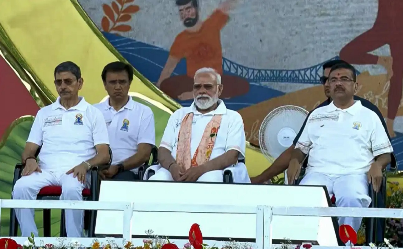 विश्व योग में रमा बंगाल, रेड रोड पहुंचे प्रधानमंत्री मोदी, शुभेंदु ने किया विवेकानंद को याद