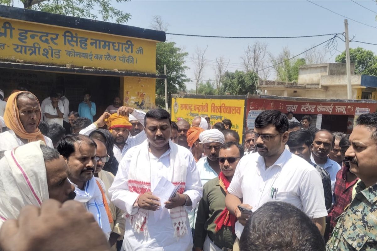 Palamu: पेयजल संकट से आक्रोशित कोनवाई के ग्रामीणों ने पांकी-मेदिनीनगर मुख्य पथ को किया 6 घंटे जाम