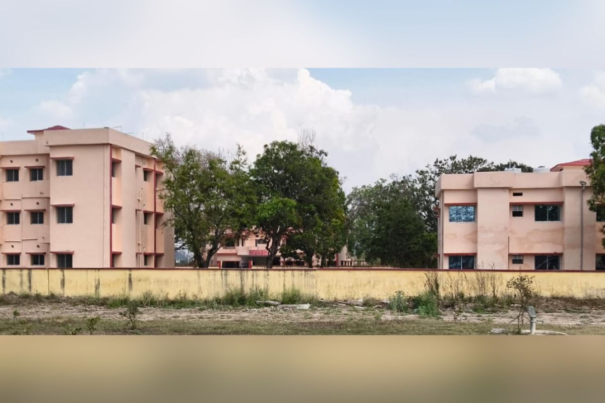 पलामू: करोड़ों की लागत से बना आवास परिसर बेकार, अधिकारी मुख्यालय छोड़ शहर से कर रहे आवागमन