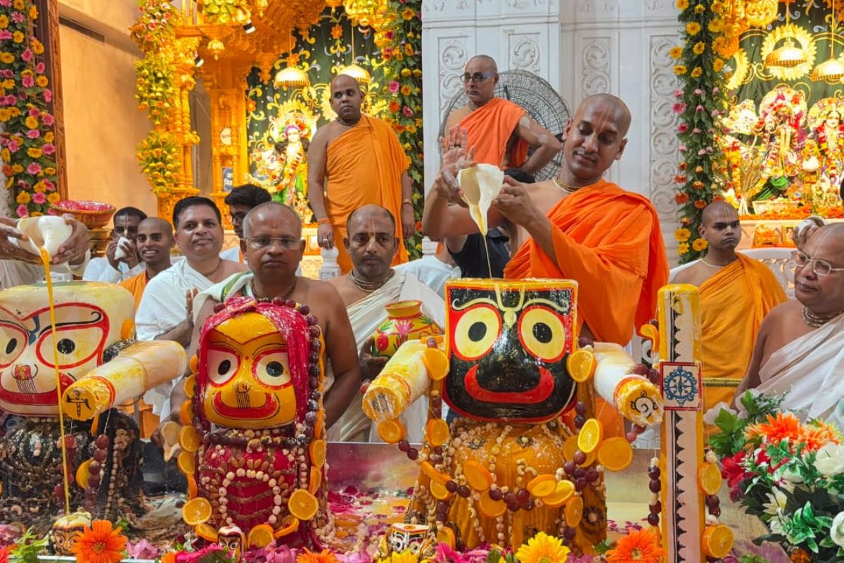 भक्ति में सराबोर हुआ पटना का इस्कॉन मंदिर, सहस्र जल महाभिषेक के बाद गजावेश में दिए प्रभु श्री जगन्नाथ ने दिव्य दर्शन