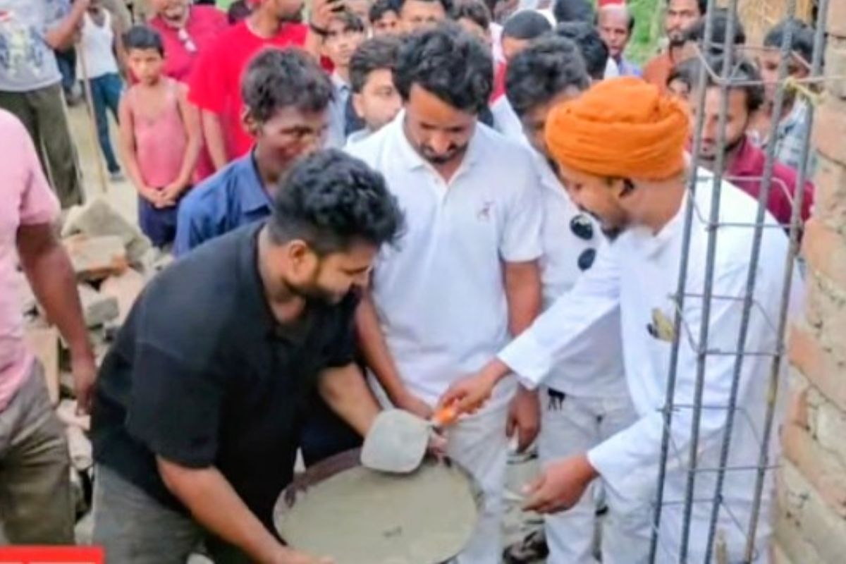 सीवान में शहजाद अली के परिवार को छत देंगे RLM नेता असगर मस्तान, दो कमरों के मकान की रखी नींव