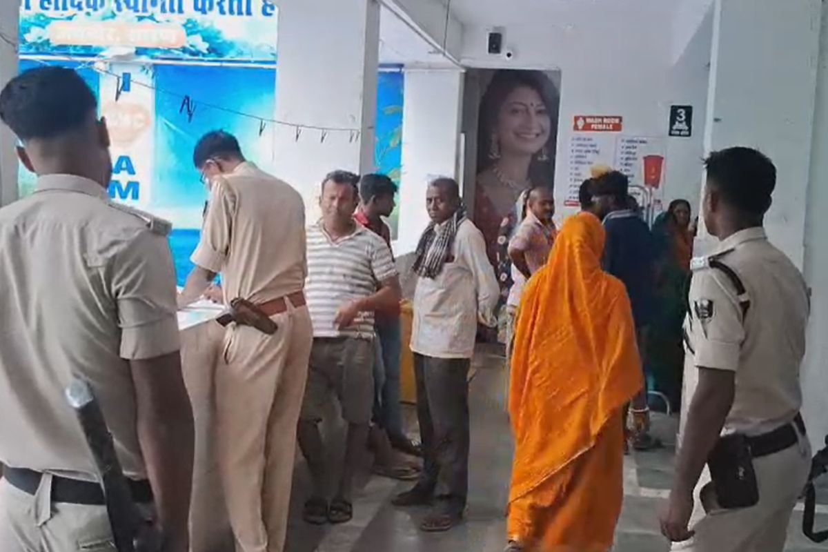 सारण में सड़क पार कर रही महिला को तेज रफ्तार कार ने कुचला, मौके पर हुई मौत