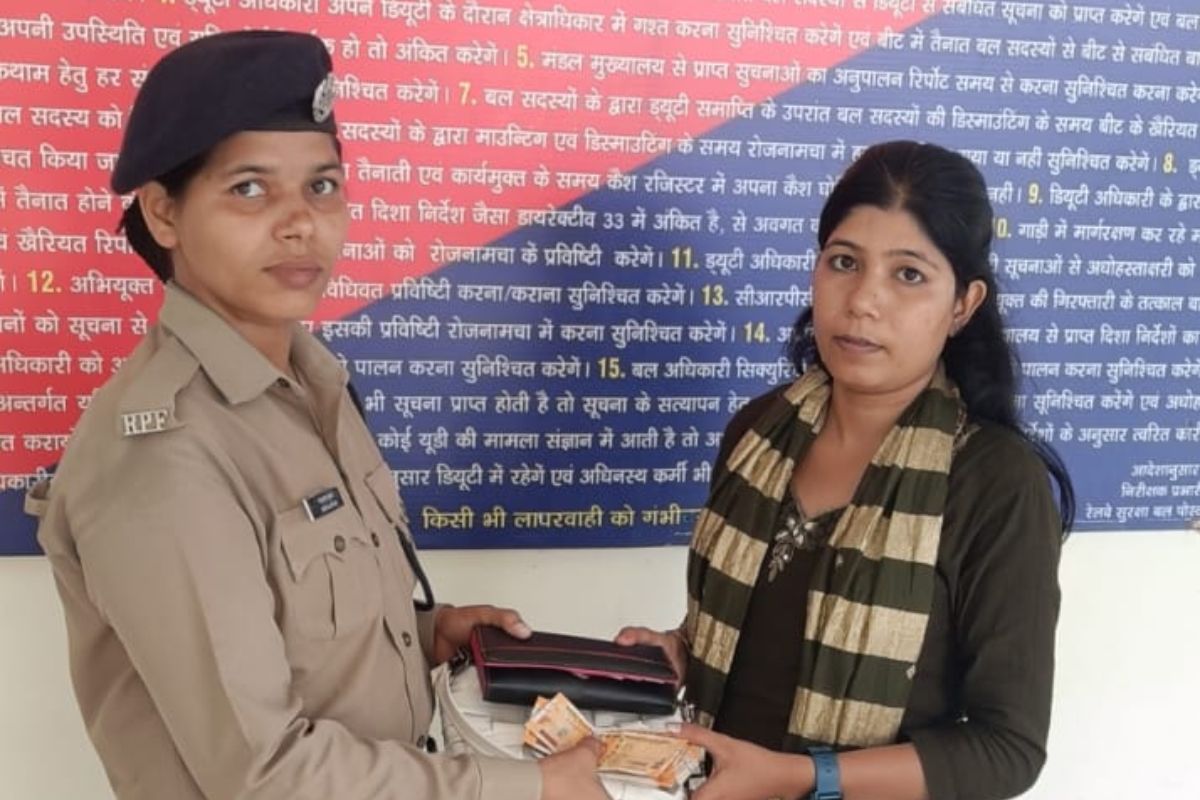 ट्रेन में छूट गया था नकदी और दस्तावेजों से भरा बैग, आरपीएफ गया ने खोजकर यात्री को लौटाया