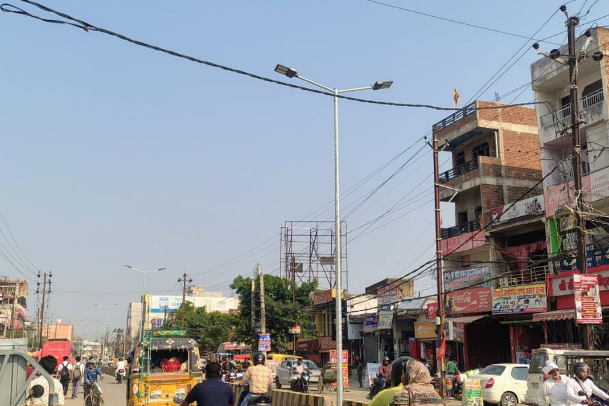सीवान में नगर परिषद ने संवेदक पर लगाया 20 हजार का जुर्माना, सड़क पर मलबा छोड़ना पड़ा महंगा, जानिए पूरा मामला
