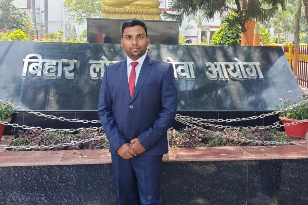 आर्थिक तंगी के बीच सेल्फ स्टडी कर गया जी के बबलू बने राजस्व पदाधिकारी, पिता करते हैं गार्ड की नौकरी, जानें संघर्ष की कहानी