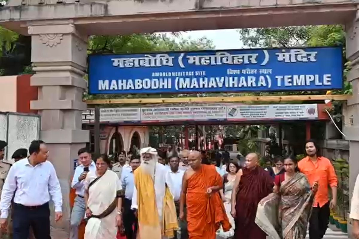 गया जी: बोधगया पहुंचे सद्गुरु जग्गी वासुदेव, महाबोधि मंदिर में भगवान बुद्ध के दर्शन कर मांगी विश्व शांति