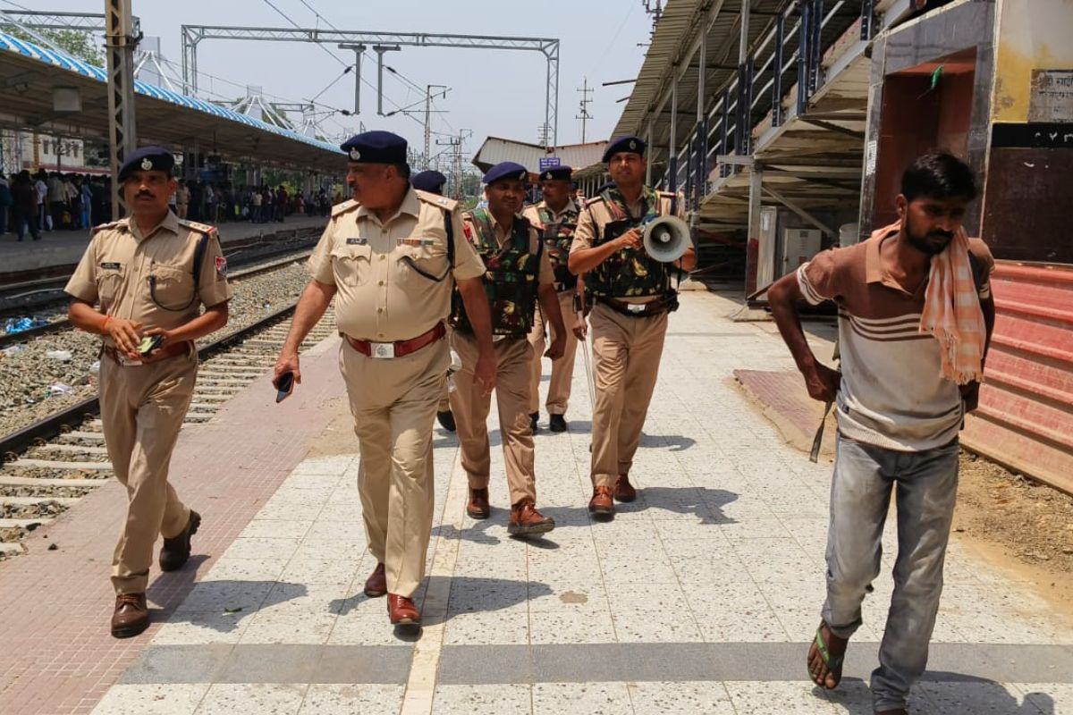 गया जंक्शन पर सिपाही भर्ती परीक्षा को लेकर भारी भीड़, स्टेशन पर अलर्ट मोड में दिखी पुलिस