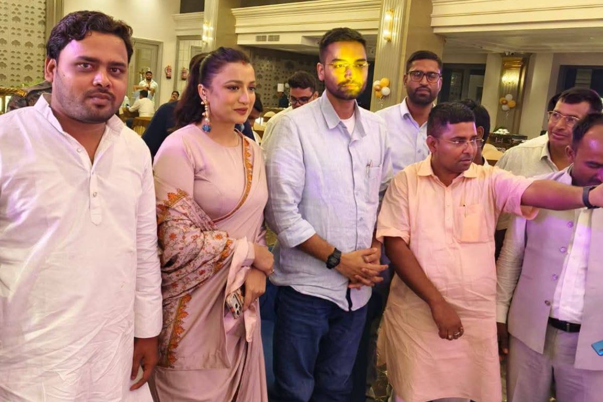 गया जी दौरे पर पत्नी के साथ पहुंचे मंत्री दीपक प्रकाश, जदयू छोड़कर रालोमो में आए नेता को सौंपी बड़ी जिम्मेदारी