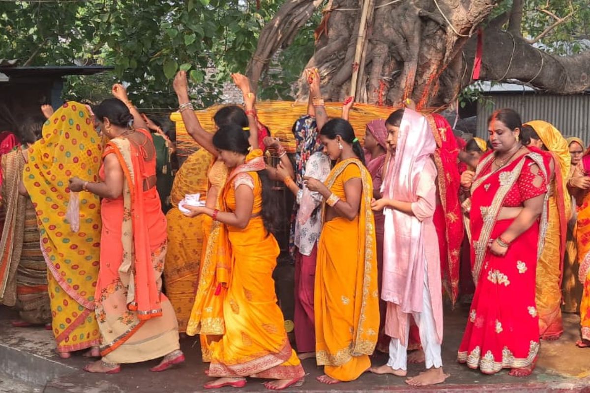 सारण में सोमवती अमावस्या पर उमड़ा आस्था का सैलाब, महिलाओं ने की पति की लंबी उम्र और सुख-समृद्धि की कामना