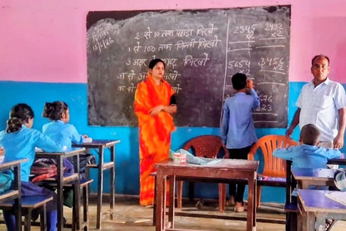सीवान में वर्ण पहचान से पैराग्राफ लेखन तक पहुंचे बच्चे, समर कैंप में हर दिन कुछ नया सीख रहे 700 छात्र