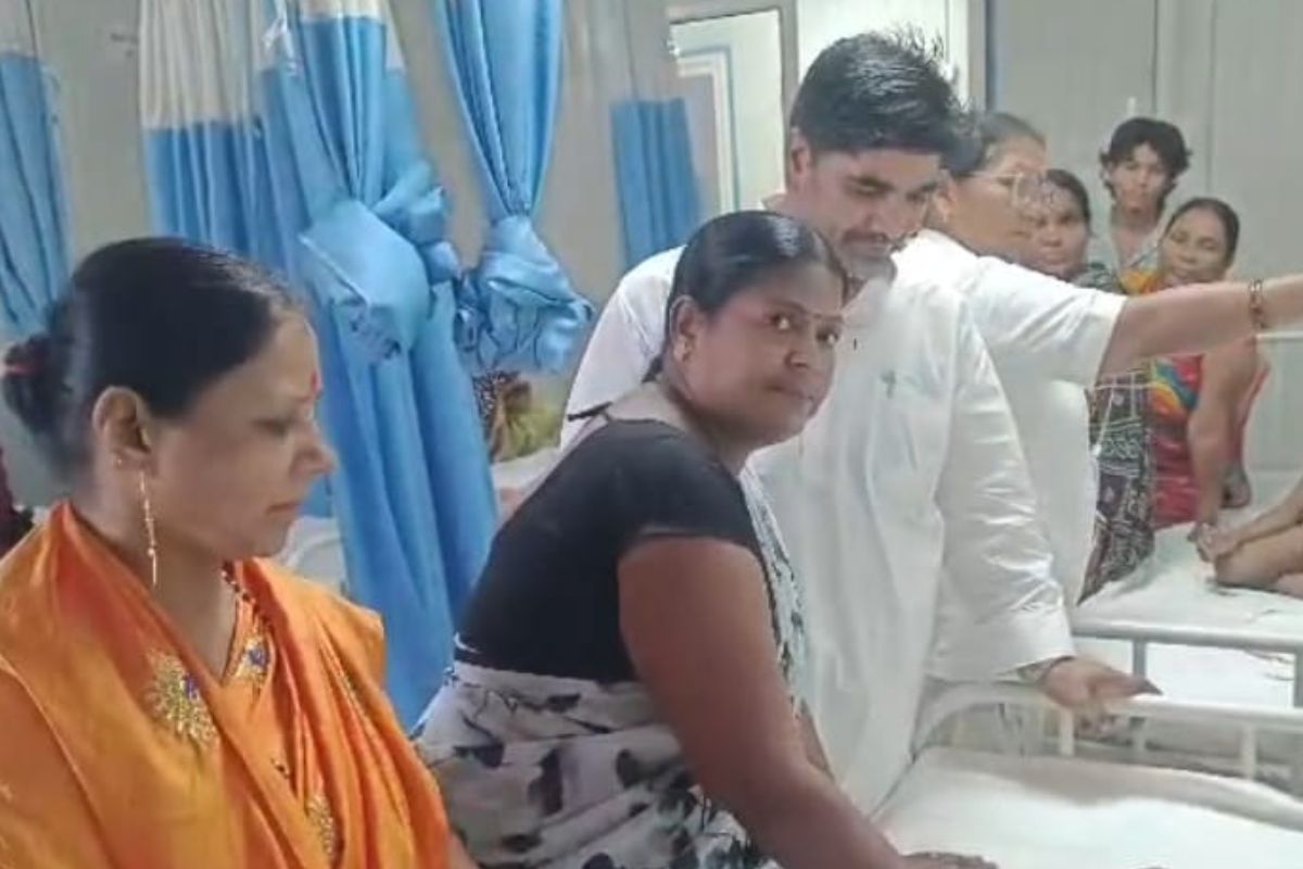 सीवान में 4 माह का मासूम सड़क किनारे मिला, तेज बुखार से तप रहे बच्चे का अस्पताल में इलाज जारी