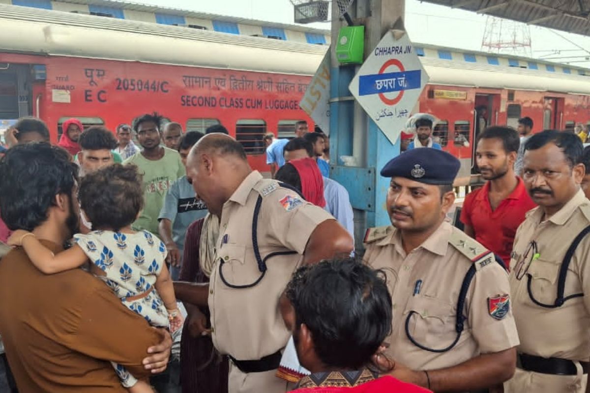 बिहार संपर्क क्रांति छूटा तो क्लोन हमसफर में चढ़ गए यात्री, टीटी ने टिकट मांगा तो मच गया बवाल, रेलवे ने वसूला भारी जुर्माना
