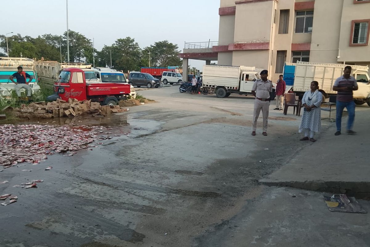 सीवान में माफियाओं के खिलाफ बड़ी कार्रवाई, नौतन थाना परिसर में हजारों लीटर देशी-विदेशी शराब पर चला बुलडोजर