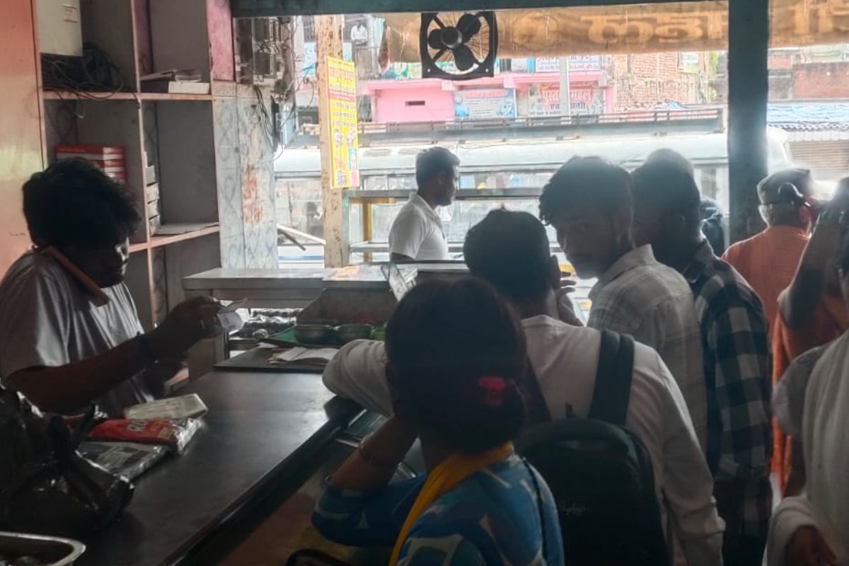 औरंगाबाद में मिठाई दुकानों पर खाद्य विभाग की छापेमारी, खराब मिठाइयां बरामद, दुकानदारों को अंतिम चेतावनी