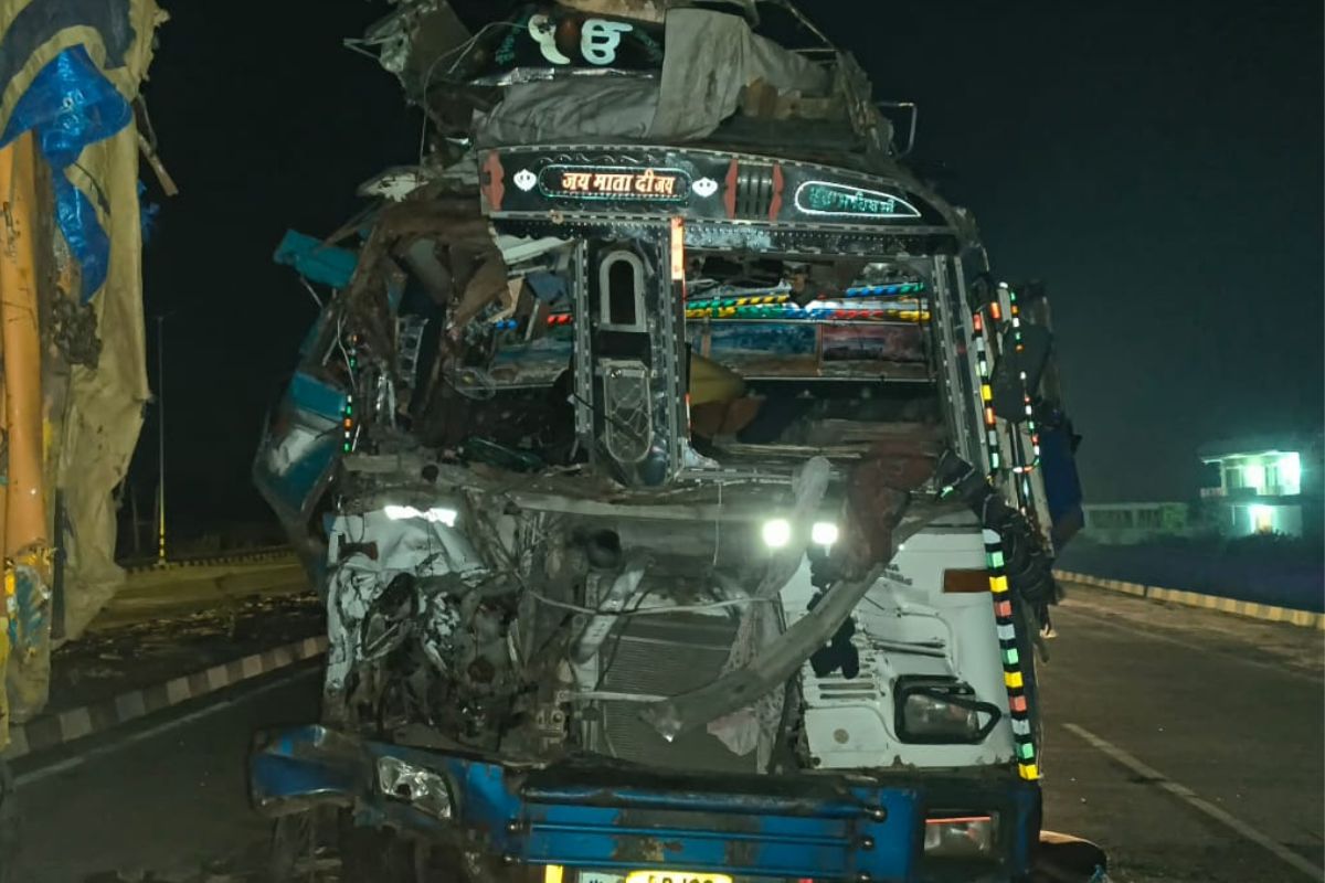 गया जी के एनएच-19 पर भीषण हादसा, एक घंटे तक केबिन में फंसा रहा चालक, अस्पताल पहुंचने से पहले गई जान