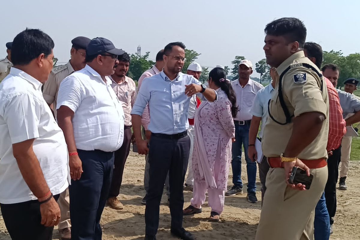 बाढ़ से पहले प्रशासन अलर्ट, सारण डीएम-एसएसपी पहुंचे तटबंध निर्माण स्थल, 30 जून की डेडलाइन तय