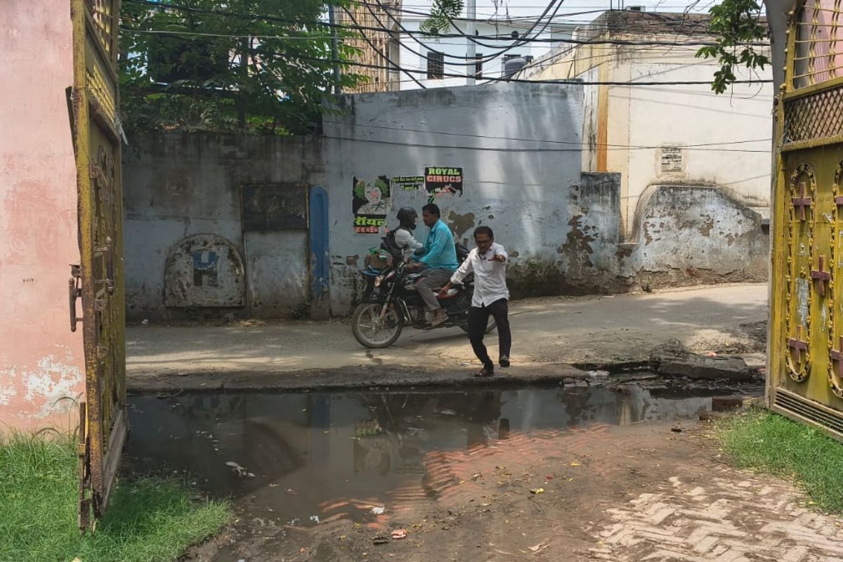 सीवान में मलेरिया विभाग ही हुआ जलजमाव का शिकार, रेड क्रॉस परिसर में सड़ रहा गंदा पानी
