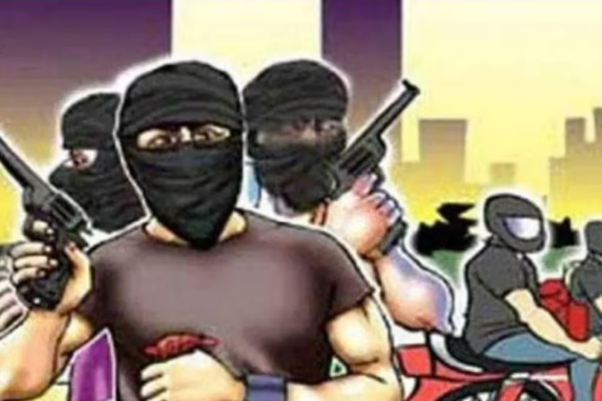 फिल्मी अंदाज में बदमाशों ने हथियार के बल पर बीच सड़क पर लूटी बाइक, सारण से पटना जा रहा था युवक