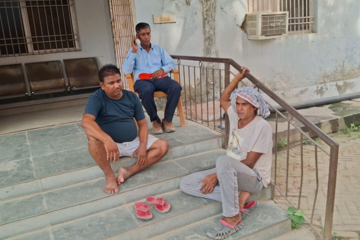 इंतजार में बैठी थी मां, बाहर से बेटा आया और मार दी गोली, जानिए क्या है सारण का यह पूरा मामला
