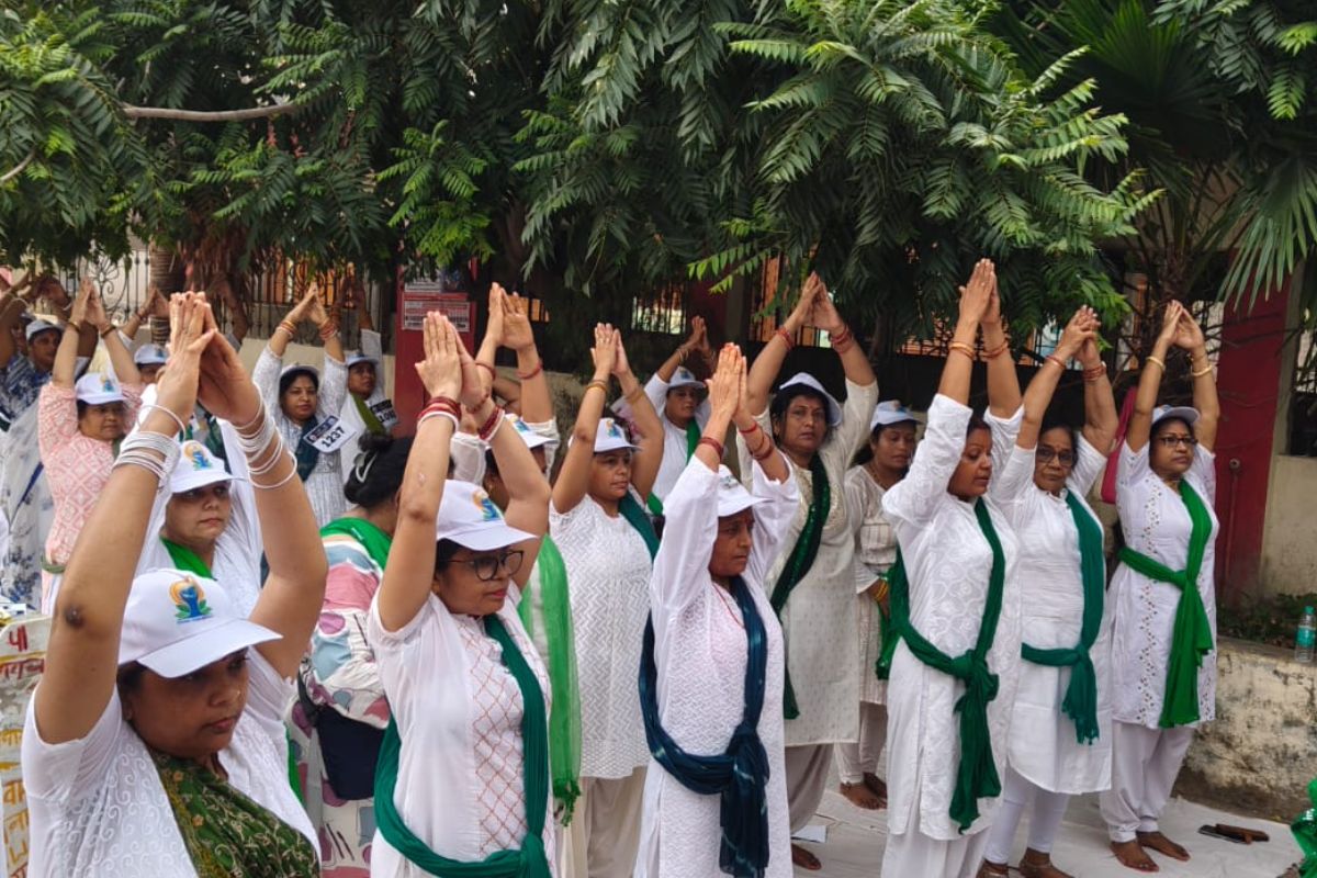 अंतर्राष्ट्रीय योग दिवस: सीवान में गूंजा योग का संदेश, मैराथन दौड़ और योगाभ्यास में बड़ी संख्या में लोग हुए शामिल