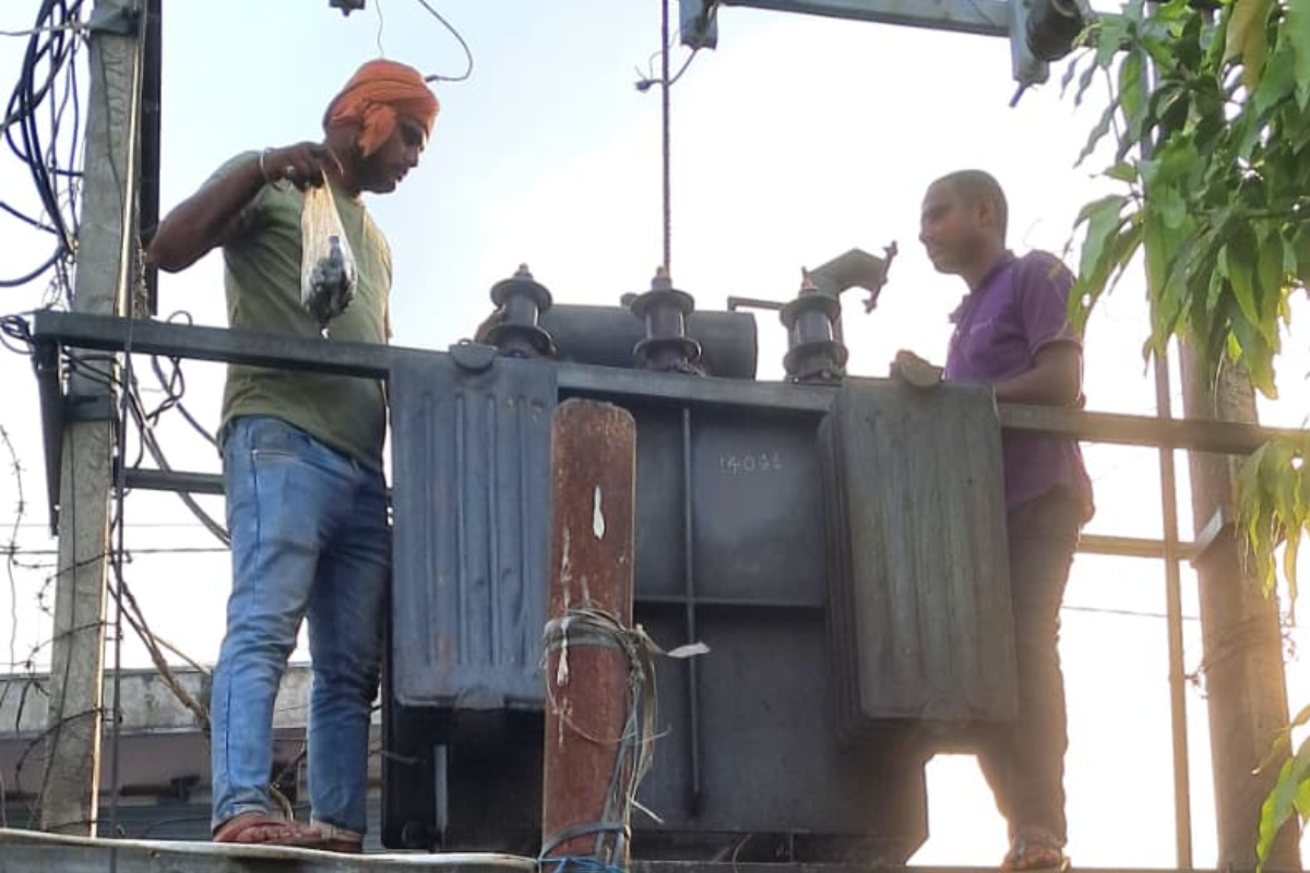 तरैया में एक सप्ताह में दूसरी बार जला ट्रांसफार्मर, व्यवसायियों का फूटा गुस्सा, बिजली विभाग पर लगाया गंभीर आरोप