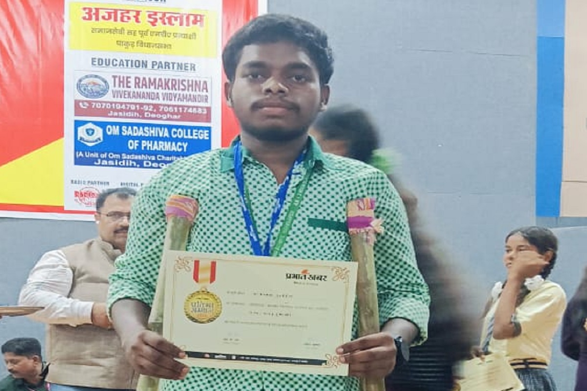 जब बांस की बैसाखी के सहारे पहुंचा मेधावी छात्र, तब समझ आया सम्मान का असली अर्थ