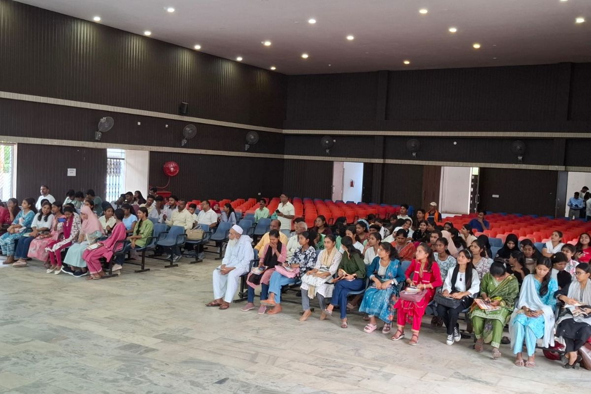 लोहरदगा प्रतिभा सम्मान: सांसद सुखदेव भगत और डीसी ने मेधावियों दिए मेडल