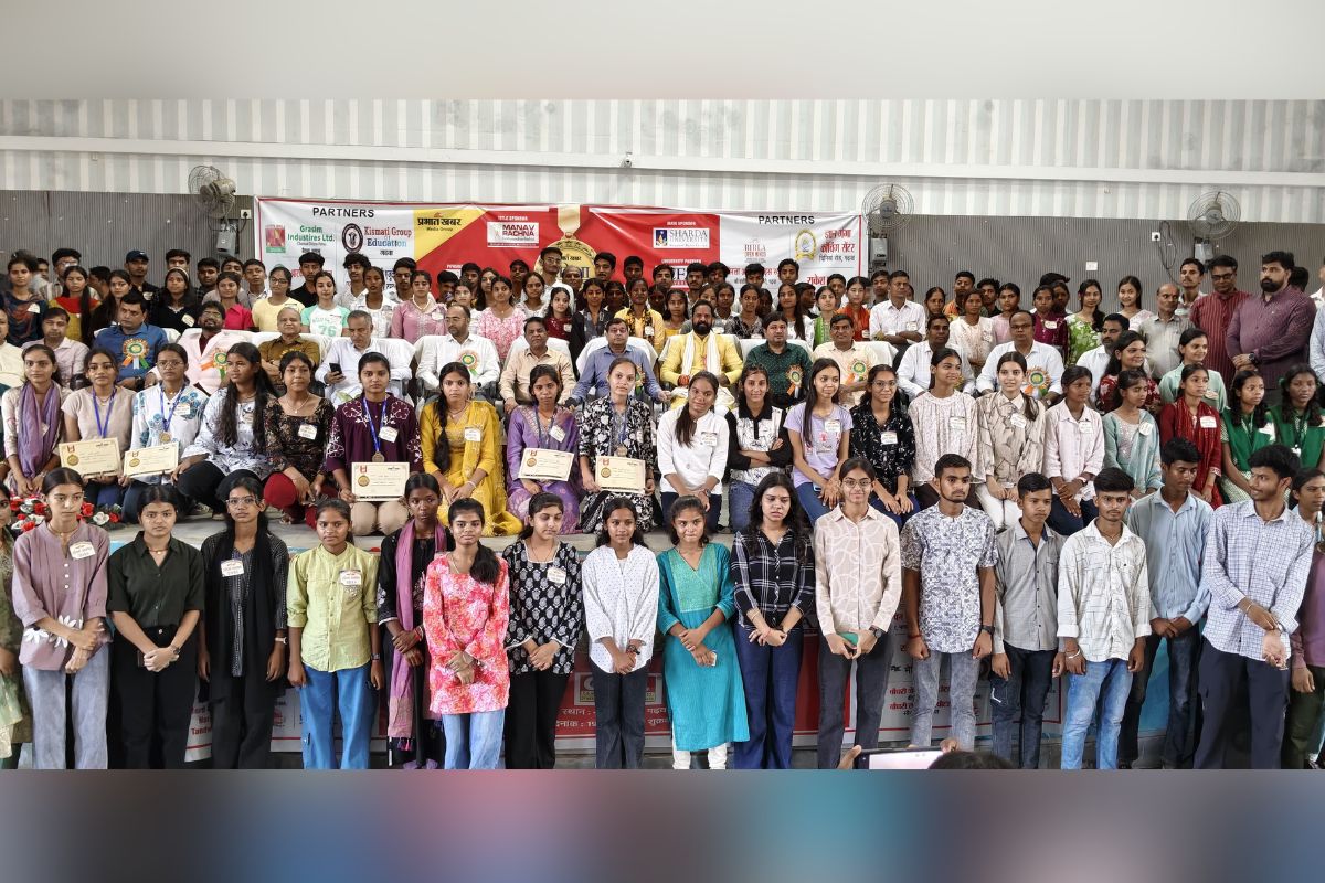 गढ़वा के टाउन हॉल में ‘प्रभात खबर प्रतिभा सम्मान समारोह’ का भव्य आयोजन, डीसी ने किया उद्घाटन
