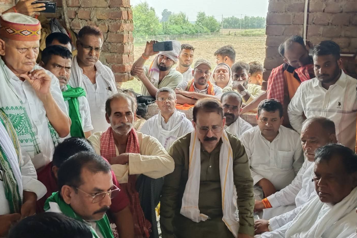 तेजस्वी यादव के निर्देश पर भरत तिवारी के गांव पहुंची RJD की जांच टीम, परिजनों से की मुलाकात, पुलिस पर उठाए सवाल