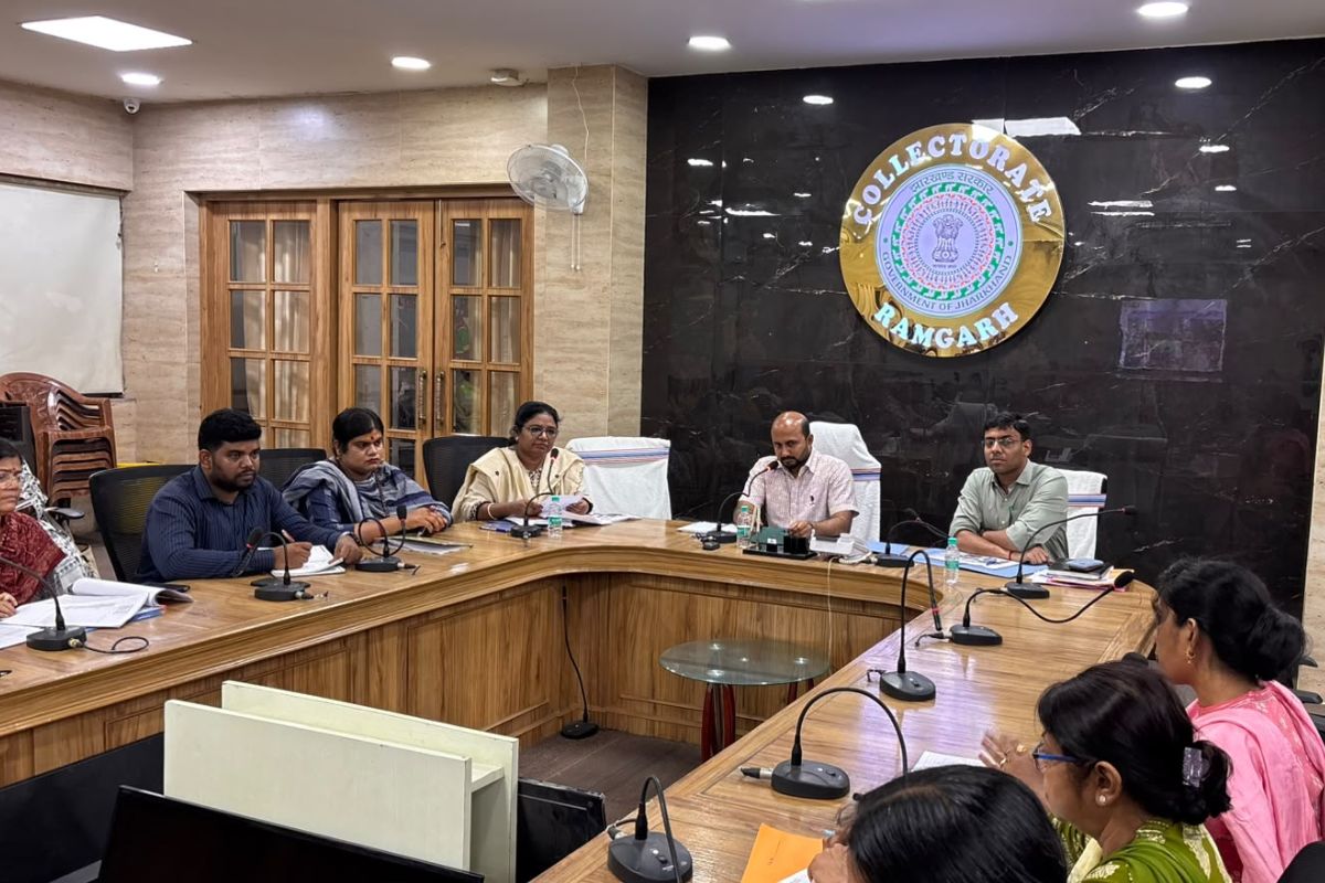 रामगढ़ में समाज कल्याण योजनाओं की समीक्षा, कुपोषण पर सख्त हुए उपायुक्त