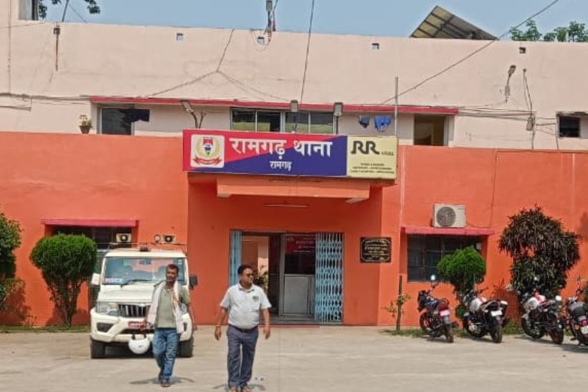 Ramgarh: पुलिसकर्मी पर हमला के आरोप में छह नामजद सहित 20-25 लोगों पर एफआईआर