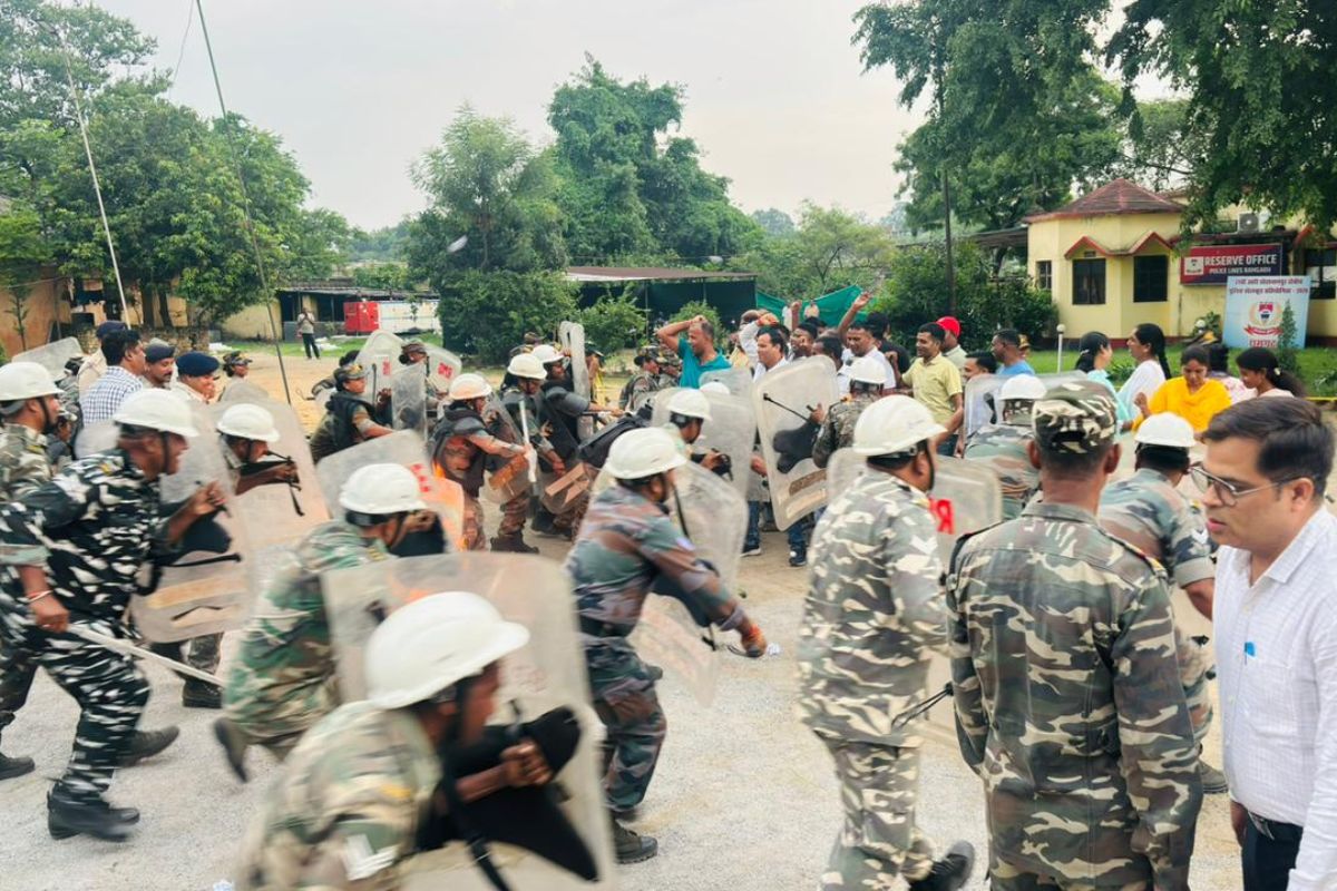 Ramgarh: देखते ही देखते भड़क उठा दंगा, पुलिस ने संभाला मोर्चा, मुहर्रम को लेकर पुलिस केंद्र में मॉक ड्रिल